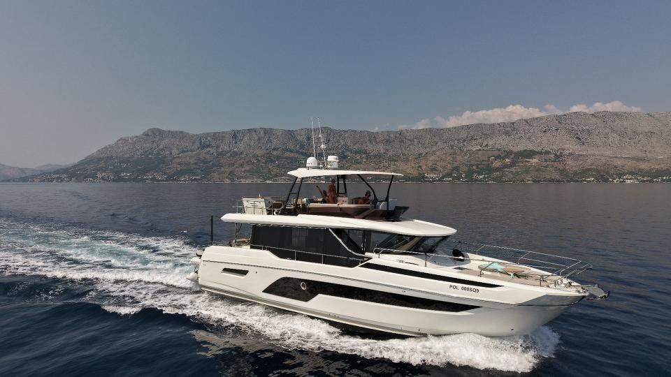 Prestige X60 · M/Y Leena